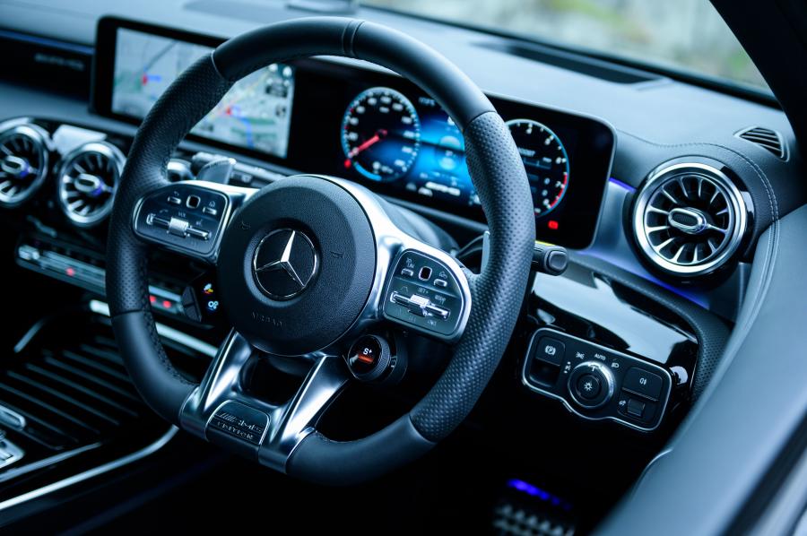 Панель приборов Mercedes-AMG A35 4Matic Edition 1 (W177) 2019 года  (JP) (фото 10 из 57)